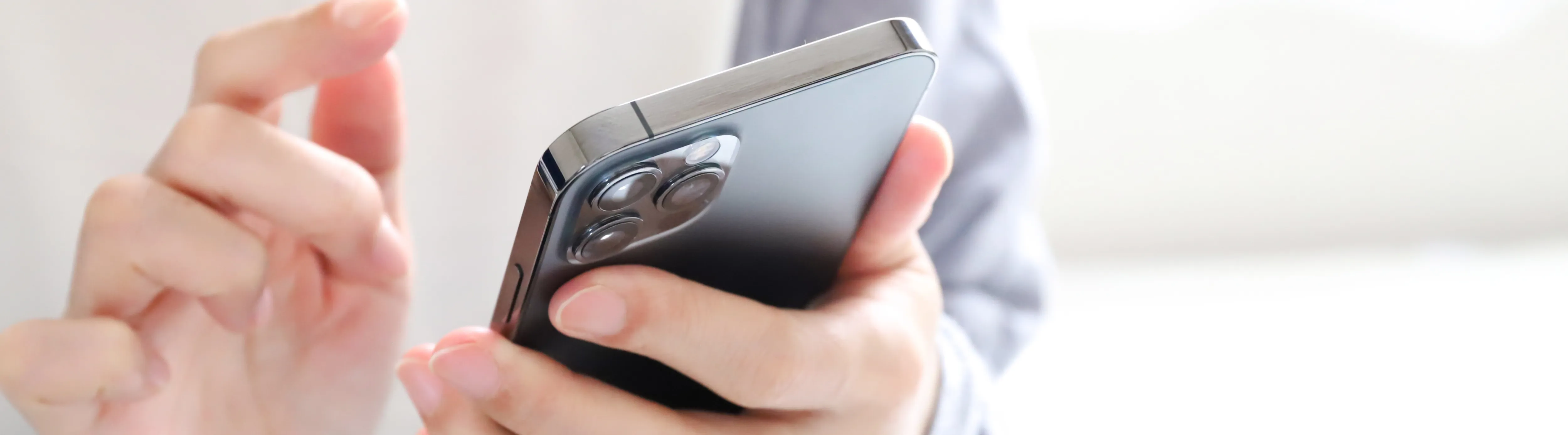 携帯を持って追い合わせようとしている写真